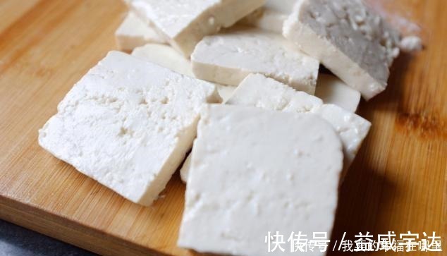 过年做煎豆腐,直接下油锅就错了!多加一步,豆腐不破皮不粘锅