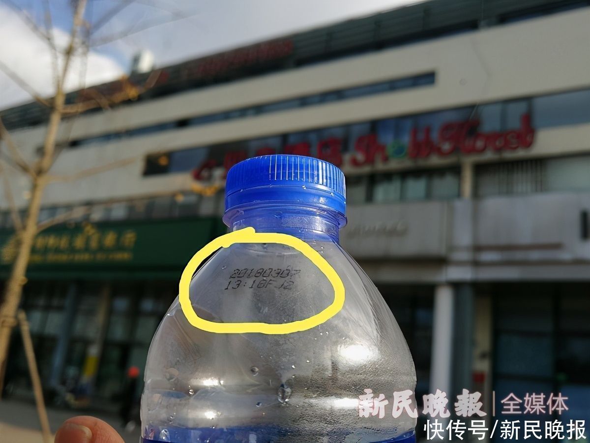 冬日|贝壳酒店大堂销售过期9月饮用水,酒店称“不知已过期”?