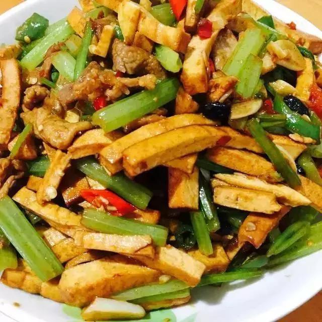 两菜一汤,味道美极了,特别适合孩子们的胃口,特别下饭