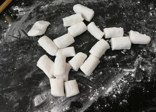 这样做的汤圆表皮清透，口感Q弹，还能美肤润燥，元宵节就吃它
