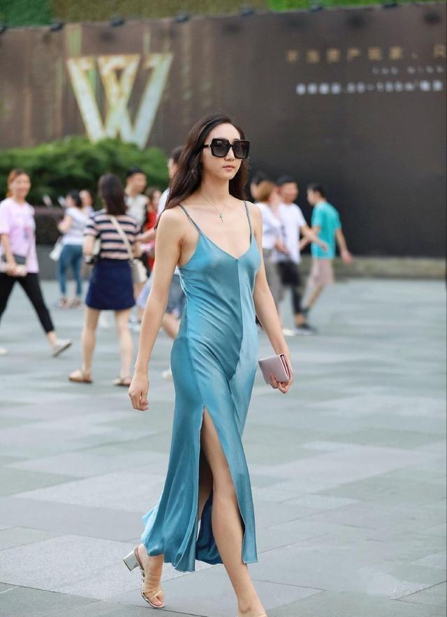 搭配|白色上衣,搭配蓝色裤子,时尚又显身材