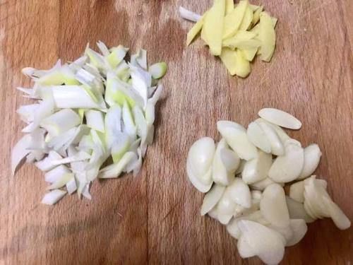 荷包蛋的新吃法，加入尖椒炒一炒，变身有滋有味的下饭菜，特开胃