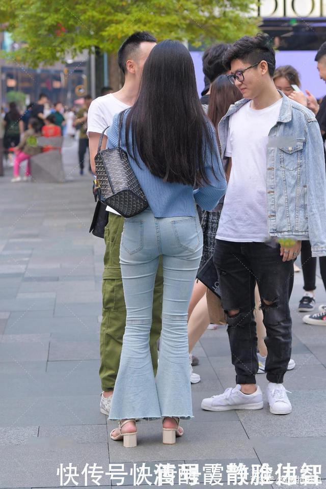 阿成|蓝色v领针织开衫搭配浅色喇叭裤,拉长身材比例,展现独特气质
