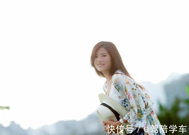 白色 白色背心搭配牛仔短裤青春减龄,清凉又不失时尚感!