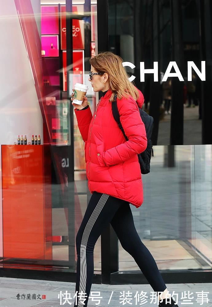 冬末春初,打底裤的用场很大,美女搭配打底裤有技巧、有心得