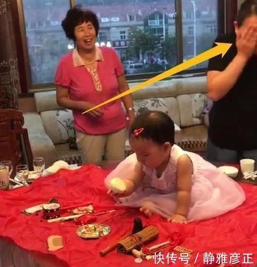 宝妈|一岁女儿“抓周”,宝妈看到孩子抓的东西后瞬间捂脸真是没眼看