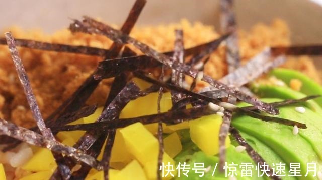 美食|荤素搭配的美味拌饭，搭配牛油果真好吃，营养又解馋的居家美食！