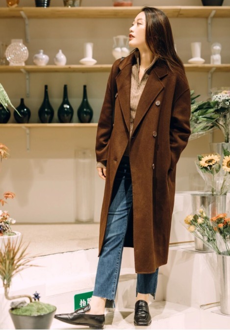 酒红色|大衣穿不出气场?原因不是身高而是搭配,看完这几套搭配你就明白