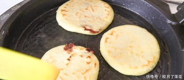  打烙饼时，有人用温水煮有人用开水，厨师的这种做法才柔软