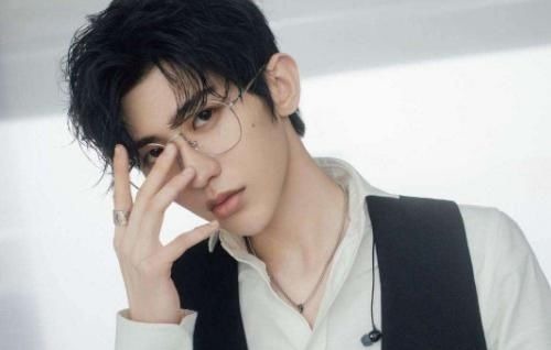 蔡徐坤|全体学员镜头前唱《eiei》,有谁注意蔡徐坤的表情太戳人了