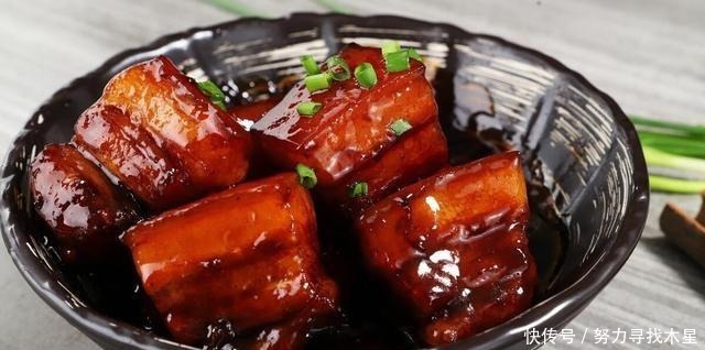 红烧肉的家常做法,口感软糯香甜,吃起来肥而不腻,满屋子飘香