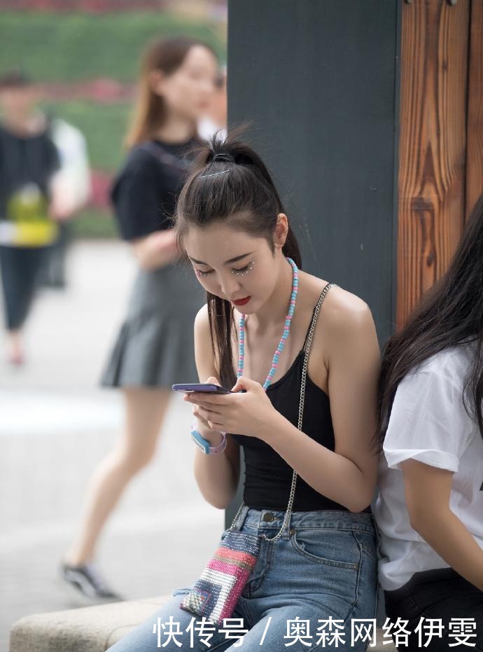 困恼|街拍:这种吊带露背上衣的穿法,一直困恼了很多人