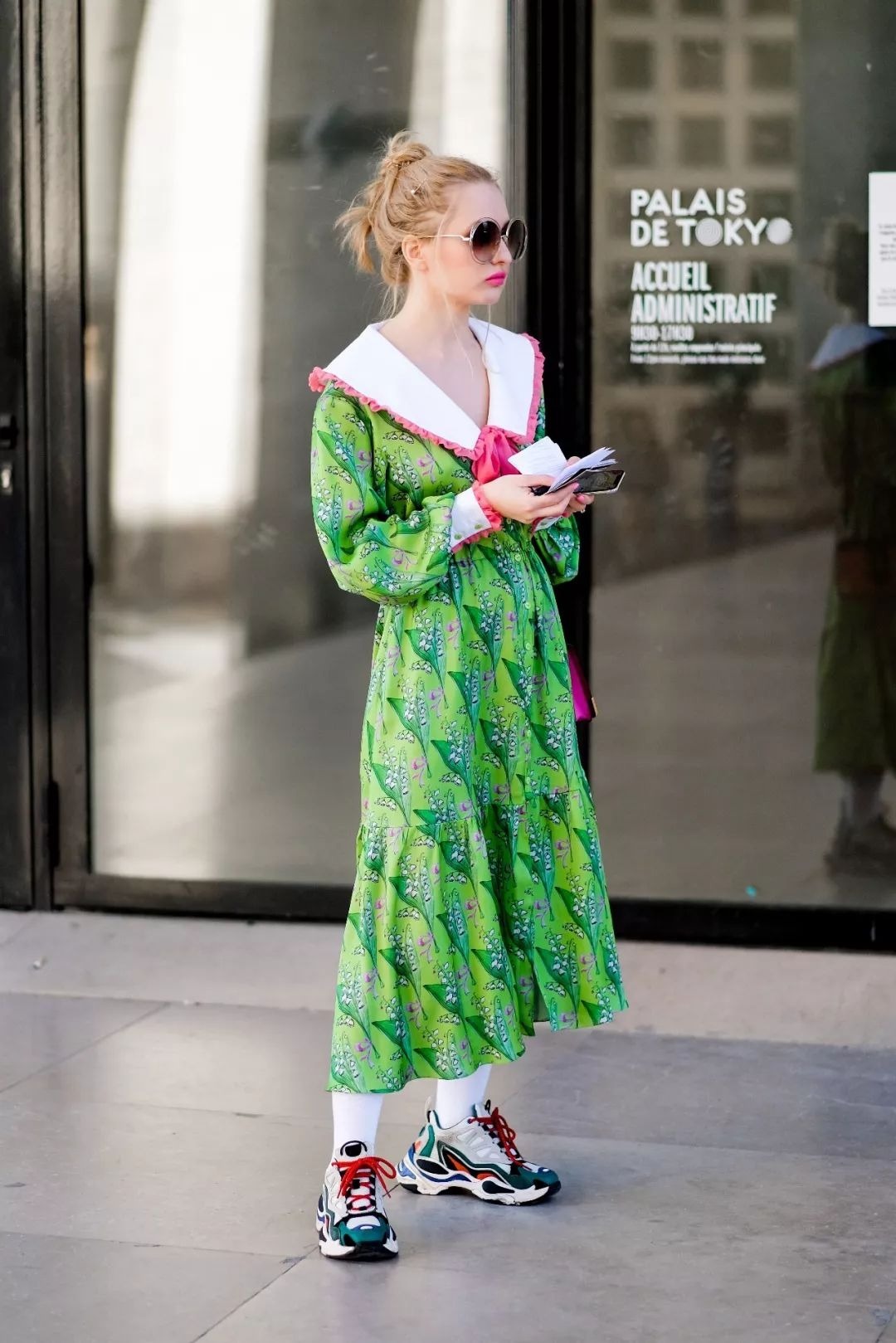 邓文迪真会穿,一袭绿色斜肩连衣裙华丽高级,一般人穿不出这效果