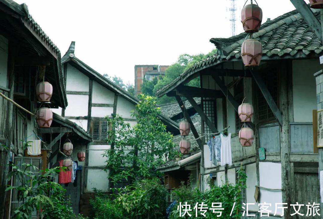 井盐|去年才通高铁,这座“十八线”国内小城,凭什么就火到了国外?