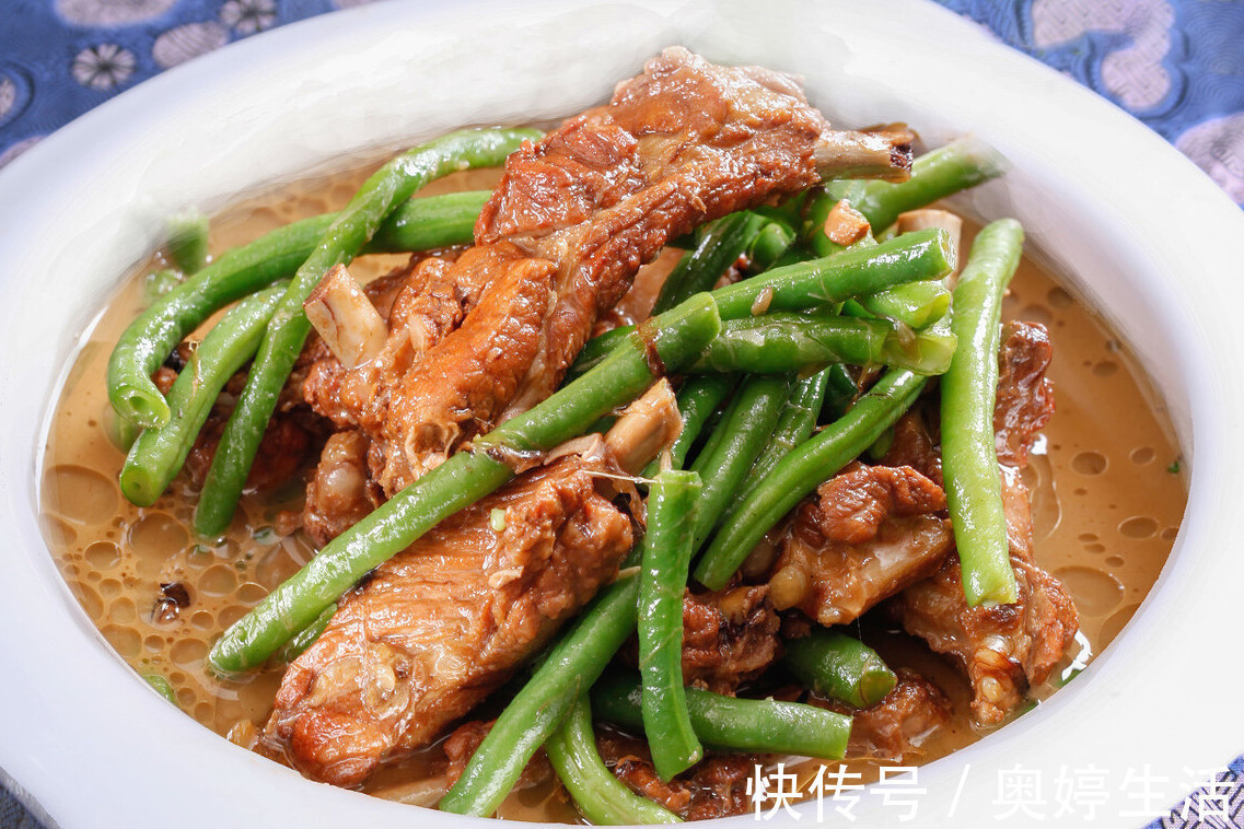 炖排骨，切记不要直接焯水，牢记这1步，排骨更鲜嫩，不腥也不柴