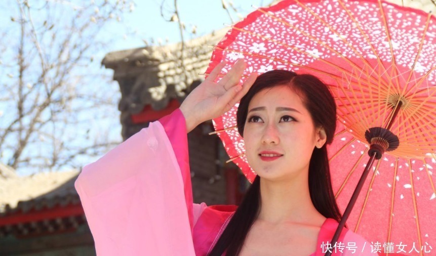 才女雨中卖伞出上联,才子唐伯虎巧对下联,女子倾心佩服