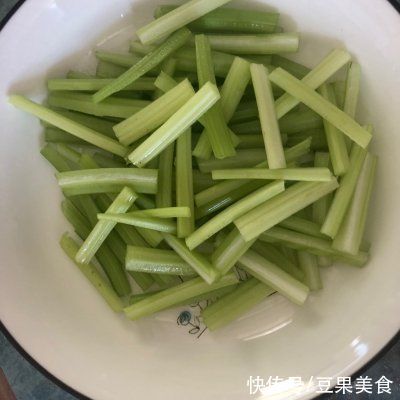 朋友一来就做芹菜炒土豆丝，吃得皆大欢喜好回家