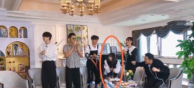 苗苗《奔跑吧》出场时，蔡徐坤带头起身欢迎，宋雨琦却慢慢悠悠