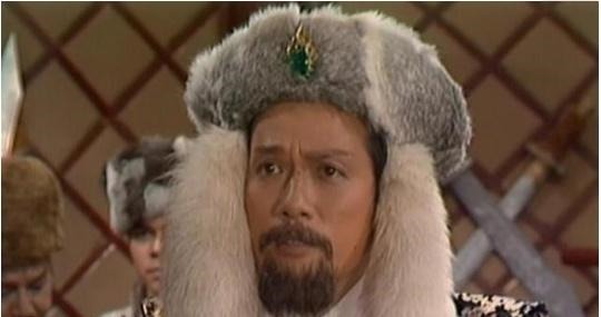 皇帝偷偷给宰相衣服上烫个洞,次年发现洞还在,命人立即打开库房