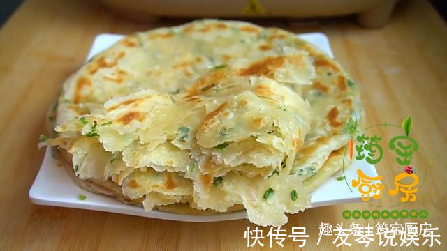 做孩子更易消化的烫面饼,柔软又筋道,筠宝一口气吃三块
