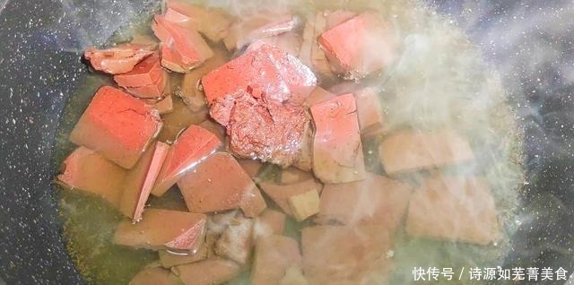 焯水|炒猪血时,牢记别马上下锅,大厨教你一招,猪血嫩滑无腥味