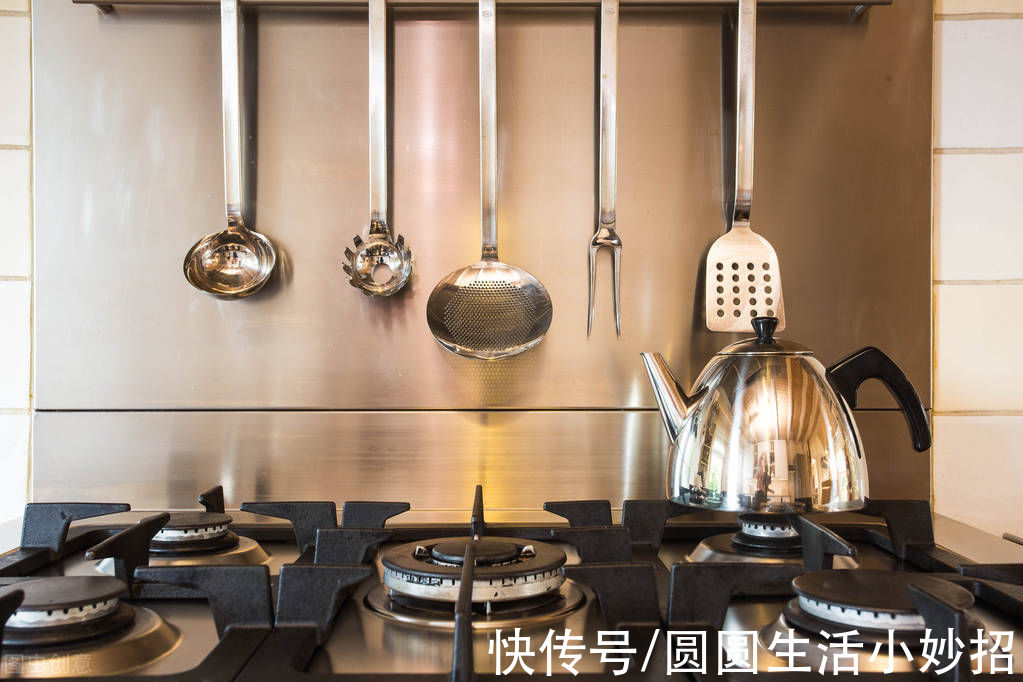 不锈钢锅发黑发黄，教你一招，只需用它抹一抹，立马像新的一样