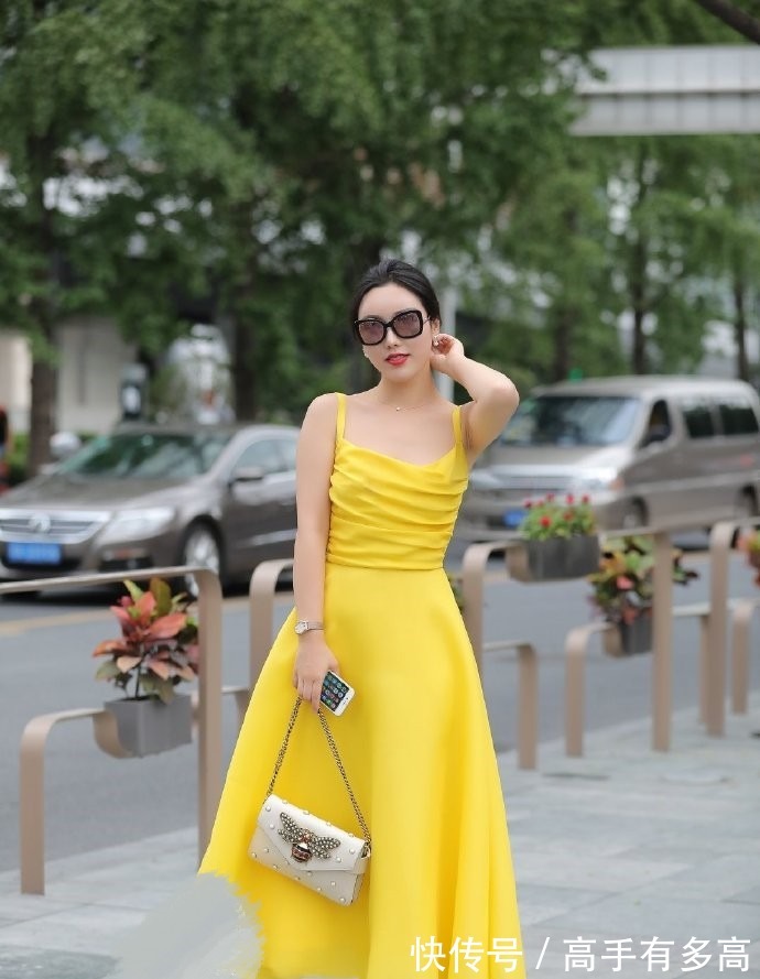 凉高|穿着“珍珠链”凉高，配着长款连衣裙，要多迷人就有多迷人