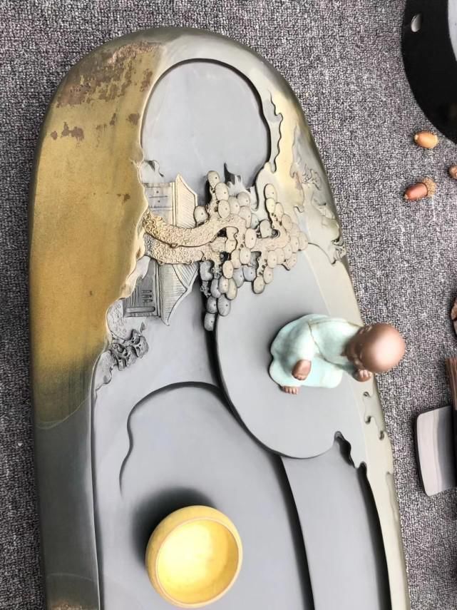 远景!籽料+金皮包裹的石头,用刀刻上山水画后,还能做成这样的茶盘?