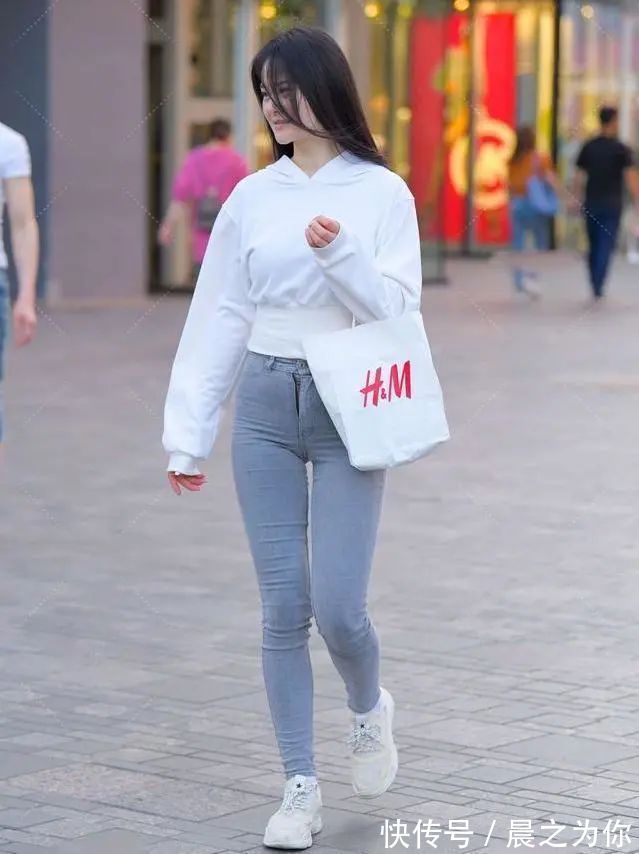 运动衫 时尚气息,白色短款卫衣,营造出一种年轻时尚的感觉