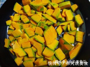 南瓜别再炒着吃了，试试这种做法，蒸一大笼也不够吃