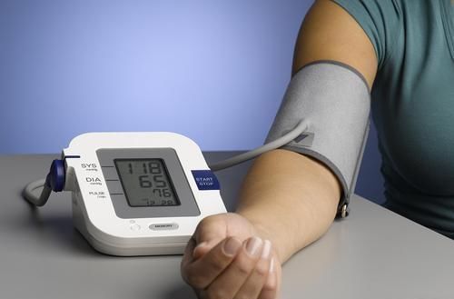 灌注|一个人的正常血压是多少，50岁以后出现三个标志，提示高血压来了