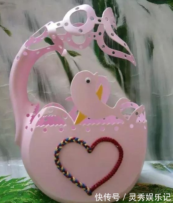 家中用完的“洗衣液桶”别丢了，剪上2刀，秒变养花神器，太美了