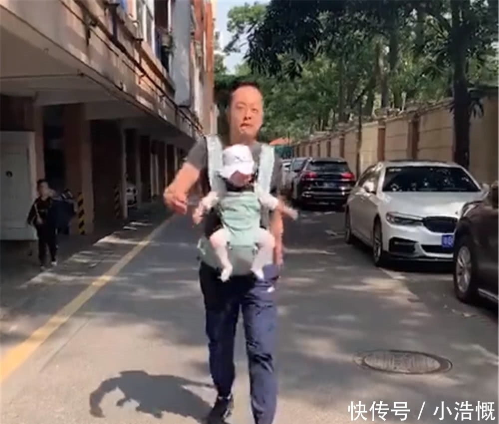 女儿|爸爸终于有了女儿,第一次出门“嘚瑟”,走出“六亲不认”的步伐