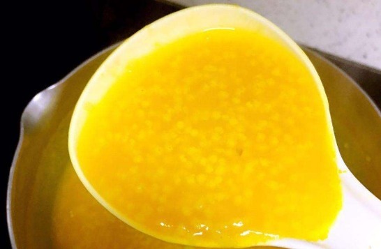 熬小米粥,不要直接用水煮,煮前加一步,粥又香又浓,米油厚