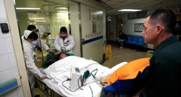 46岁男子凌晨肠癌离世，大夫怒斥道：都是一张嘴