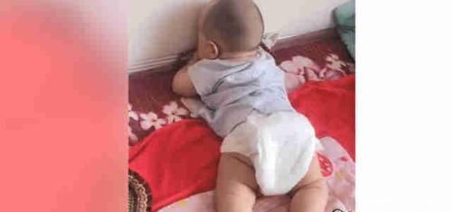 发育不良|宝宝手握佛珠头抵墙,妈妈走近一看笑喷了,网友这姿势,真销魂