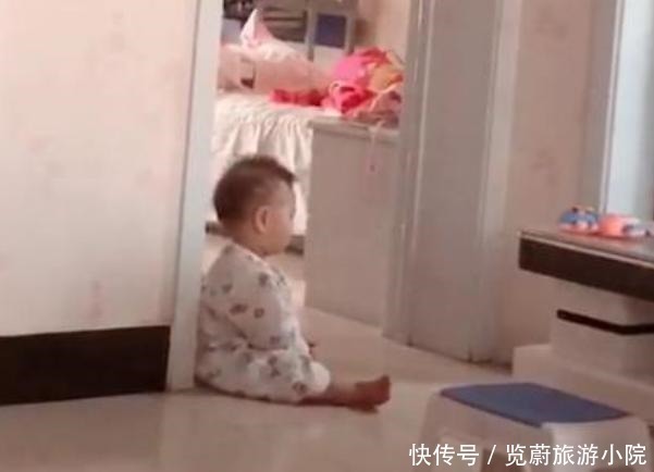 孩子|弟弟想和姐姐一起玩,坐在房门口等姐姐醒,这姐弟俩相处得太好了