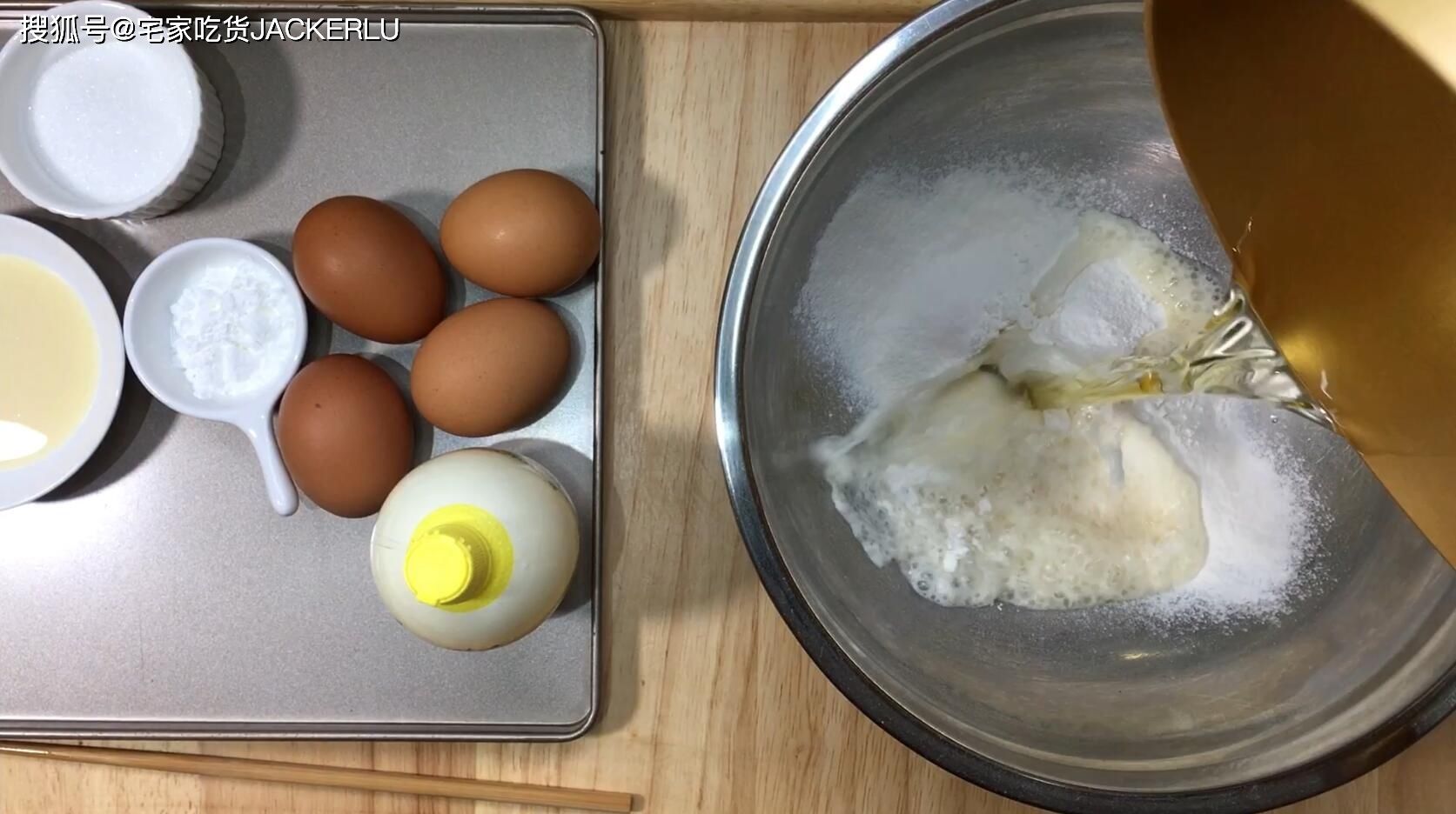 炼乳纸杯蛋糕，小巧可爱，奶香浓郁，口感细腻，制作简单，一次成功。