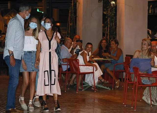 诺拉|西班牙全家集体换装!长公主首次穿一字肩,食指戴戒指渴望恋爱