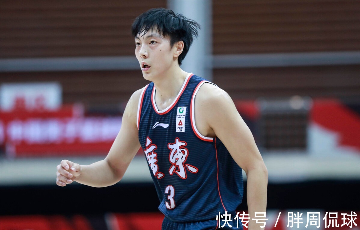 球迷|晚上22点,胡明轩争议举动令人失望,宏远核心一细节让杜锋失望