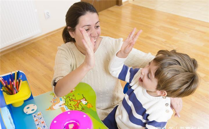 哥哥|2岁妹妹替哥哥上网课做作业,网友:一个敢写,一个敢交