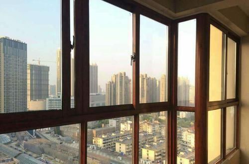 实用|你们封阳台的方法早就过时了，现在都流行这样封阳台，好看又实用