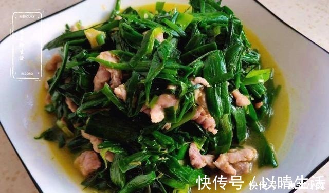 这样做的蒜苗炒肉丝，蒜苗鲜嫩翠绿，肉丝嫩滑美味，因多加这两步