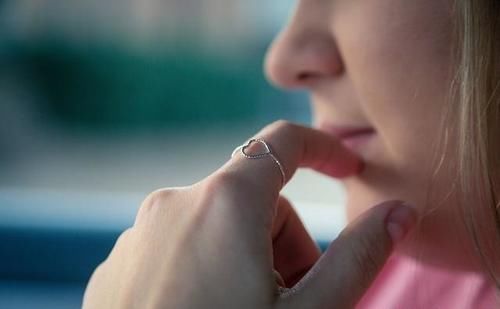 女士戒指戴法含义指什么？胡乱戴，容易引发误会