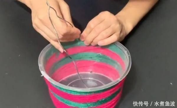 铁丝|快餐盒上穿一根铁丝,用毛线缠一缠,放在家里好看又实用
