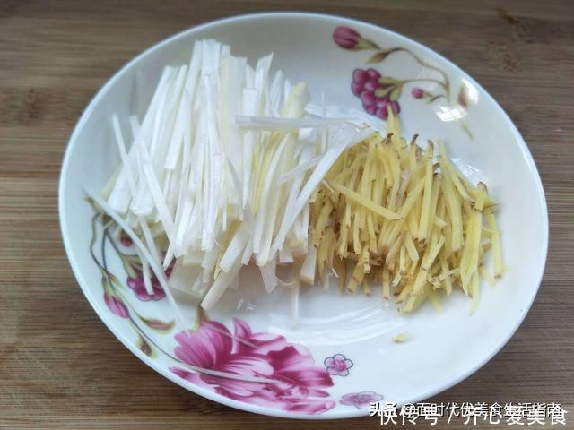 清蒸鲈鱼!冷水上锅蒸还是热水蒸,很多人搞错了,鱼肉不鲜有腥味