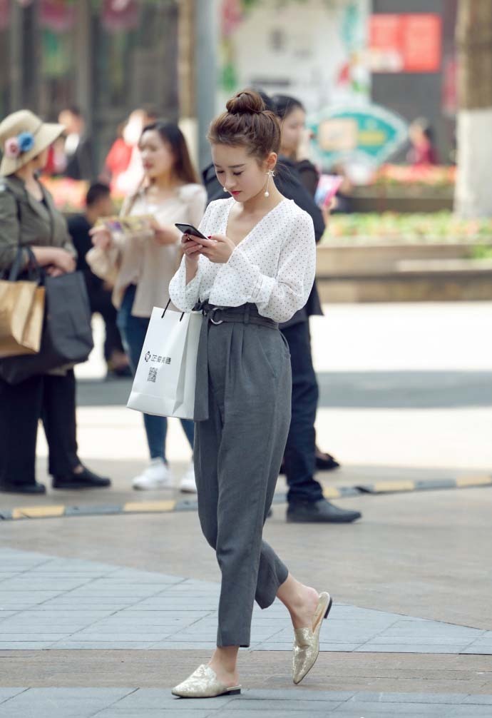 长裙 重庆街拍,蓝色牛仔外套搭配粉色荷叶边长裙,清新文艺显气质