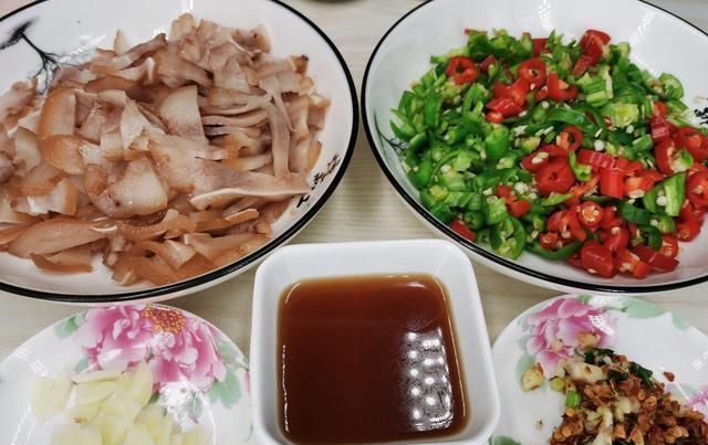 简单|卤猪耳朵怎么炒?做法简单,味道香辣开胃,吃起来又脆又嫩还下饭