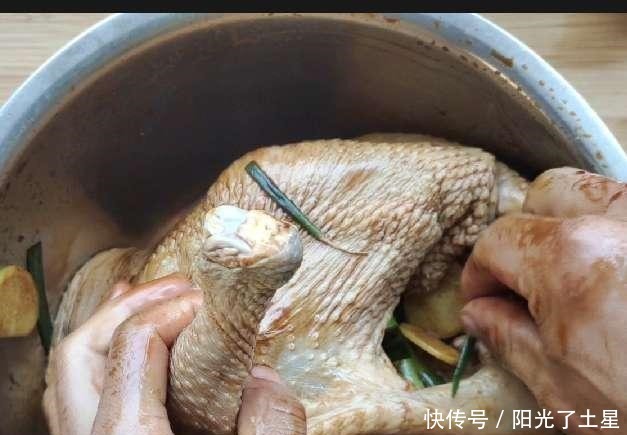  我们不需要一滴油或明火就能做出鲜香美味的电饭煲焖鸡