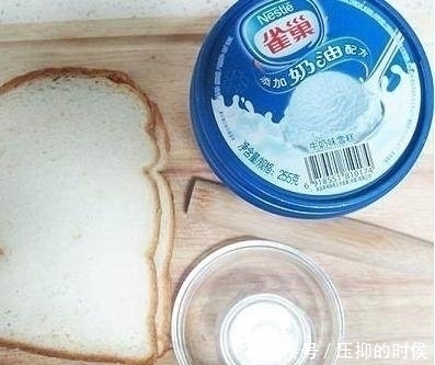 把雪糕扔进油锅里半分钟，我尝了一口，忍不住又做了一盘！